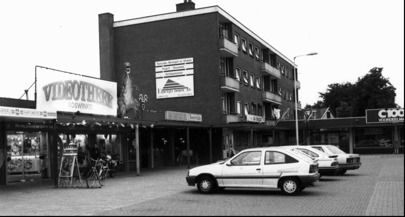 Burgemeester van Veenlaan 112 Winkelcentrum Boswinkel met videotheek Boswinkel, Chinees-Indisch Restaurant Fat-Kee, cafetaria en supermarkt C1000.jpg