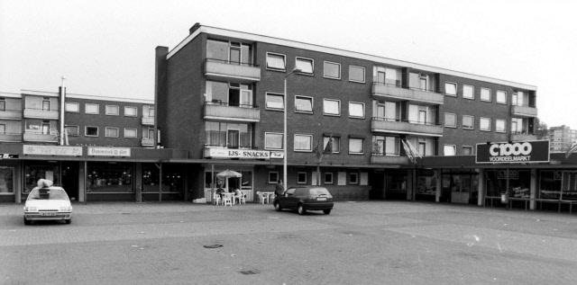 Burgemeester van Veenlaan 112 Winkelcentrum Boswinkel met chinees-indisch restaurant Fat Kee, snackbar en C1000 supermarkt.jpeg