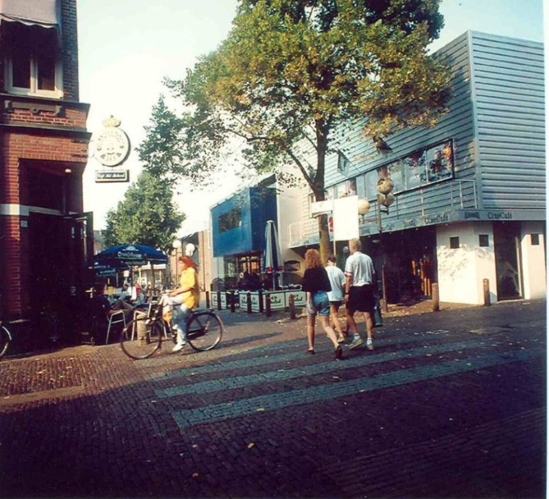 Bolwerkstraat 2 hoek Stadsgravenstraat rechts CineCafe bij bioscoopan Alhambra.jpg