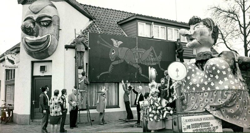 Heutinkstraat 202 cafe Daalzicht Op de voorgrond de praalwagen van carnavalsvereniging'De Heutinkkrekkels 1977.jpg