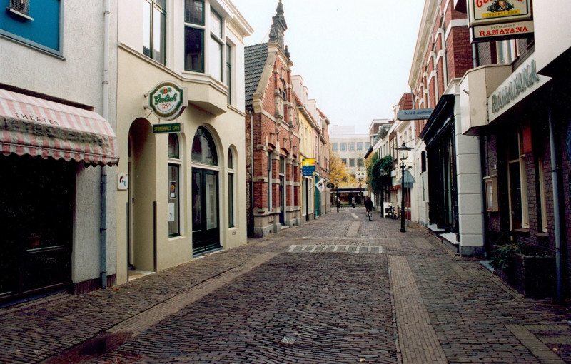 Walstraat 15-17 rechts Restaurant Ramayana en cafe Stonewall op nr. 12.jpg