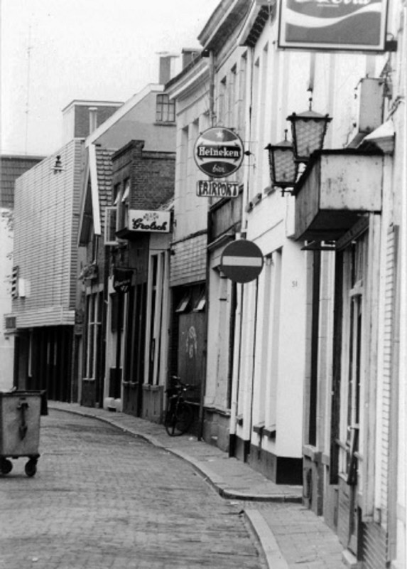 Stadsgravenstraat 49 met vele horeca gelegenheden en rechts de Knibbelbrugsteeg met o.a. cafe Fairport.jpeg