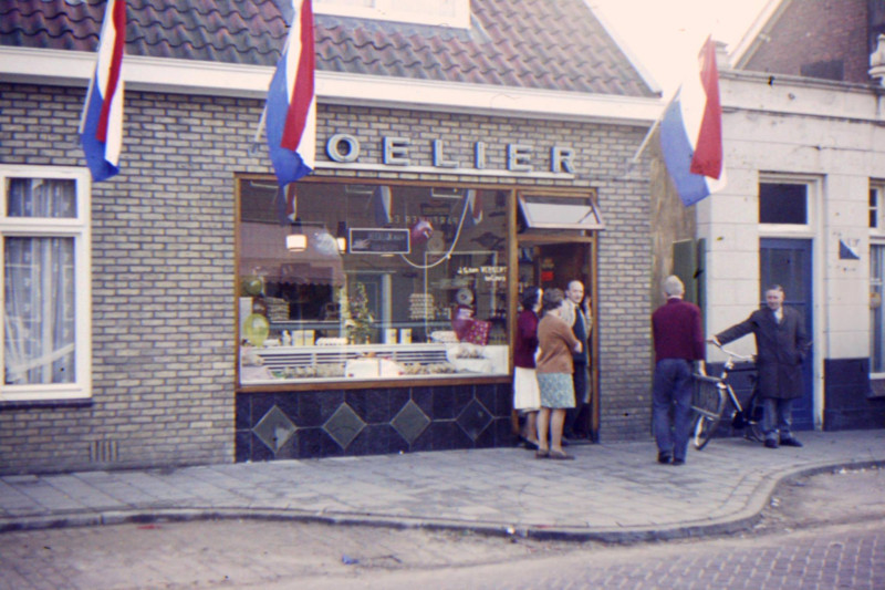 Roomweg 58-60 cafe Pegge en poeliersbedrijf van Ten Vergert.jpg