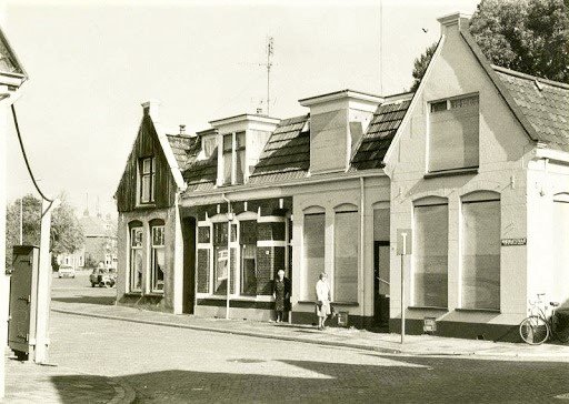 Bentrotstraat 63 hoek Minkmaatstraat Café H.B. Koopman vroeger ook cafe met meerdere uitbaters o.m. J. Dijkstra.jpg