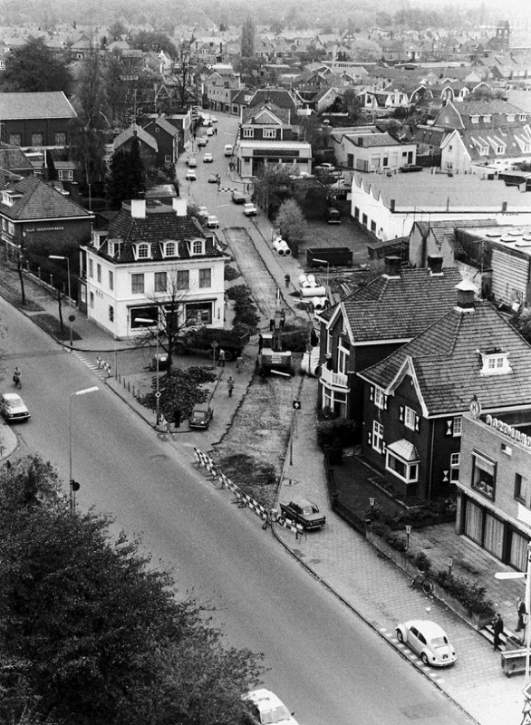 Oldenzaalsestraat 128 Biljartpaleis Stokkers op de voorgrond. daarnaast 130-132.jpg