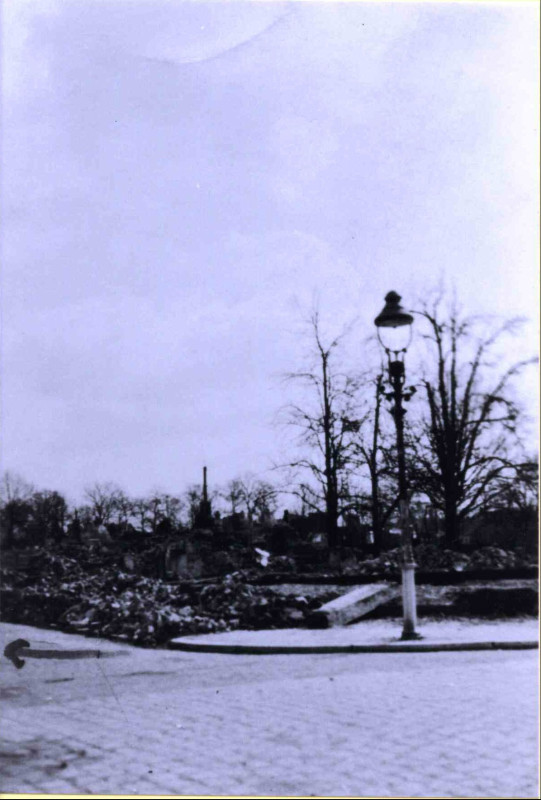 Tweede Veldkampstraat nu Jan Harm Boschstraat Hoek Janninksweg getroffen panden bombardement 22-02-1944.jpg