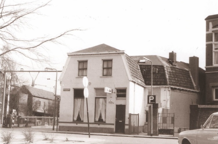 Kloosterstraat 6 cafe Noir vroeger cafe Top en Hoenderken op de hoek met de Parallelweg. 1967.jpg