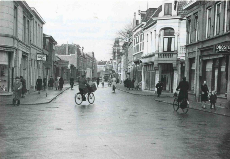 Oldenzaalsestraat 25 links café De Halve Maan.  Feb. 1944. Tot 1934 cafe W. Langkamp.jpg