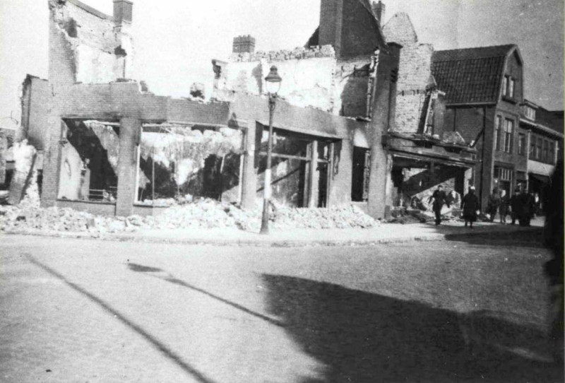 Blekerstraat 2 hoek Haaksbergerstraat 128-130-138  na bombardement 1944.jpg