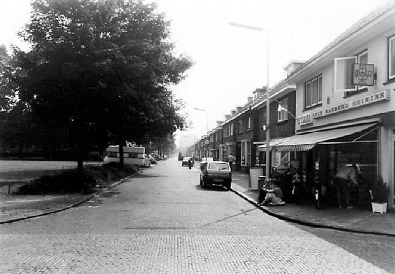 Wethouder Elhorststraat 2 vroeger Broekheurnerweg 112 hoek Zuiderstraat banketbakkerij Heinink  - ca 1985.jpg