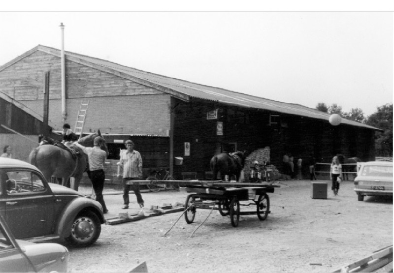 Pompstationweg 83-87 Manege de Horstlinde Sportief en actief bezig met paarden in het jaar 1975..jpg