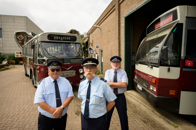 De bussen van de stichting, met links bus 38. Rechts Rob van Daalen, voorzitter van de Stichting Historische TET-bus.jpg