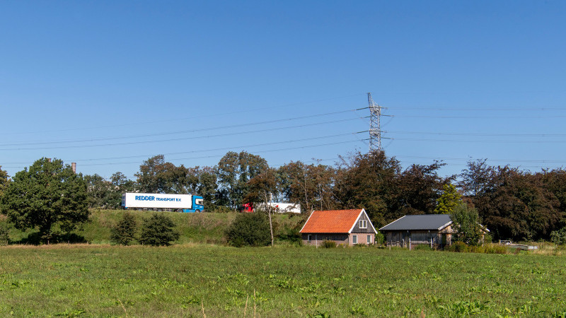 Dit huisje aan de Harberinksweg wil de gemeente graag kwijt. Maar dat gaat zomaar niet. © Frans Nikkels Fotografie.jpg