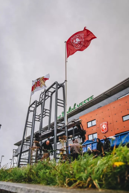 Een groep supporters van FC Twente heeft het eerste deel van het historische scorebord uit Het Diekman geplaatst bij De Grolsch Veste.jpg