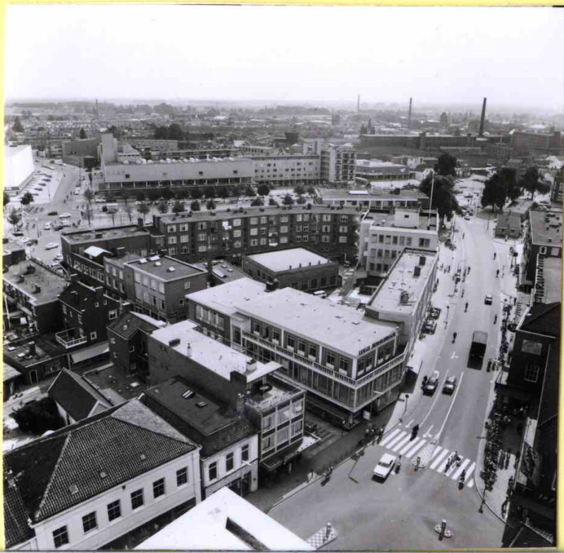 van Loenshof 1 hoek Raadhuisstraat Vanaf stadhuistoren, met in het midden Woudstra en postkantoor 1970.jpg
