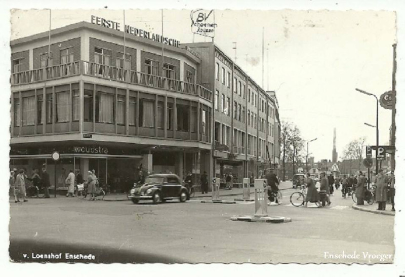 van Loenshof 1 hoek Raadhuisstraat 2  Modehuis Woudstra.jpg