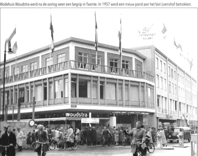 Van Loenshof 1 hoek Raadhuisstraat 2 winkel Woudstra Mode.jpg