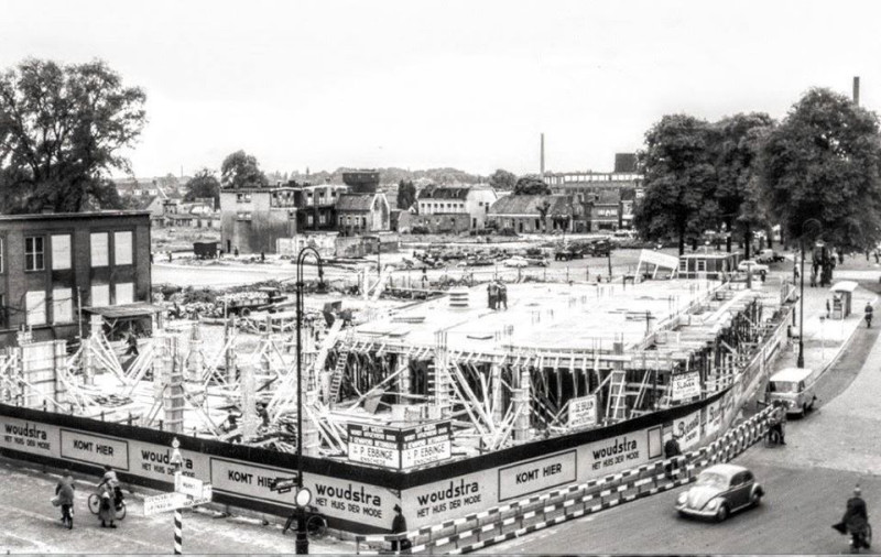 van Loenshof 1 hoek Langestraat en Raadhuisstraat bouw Woudstra Mode 15-6-1955.jpg