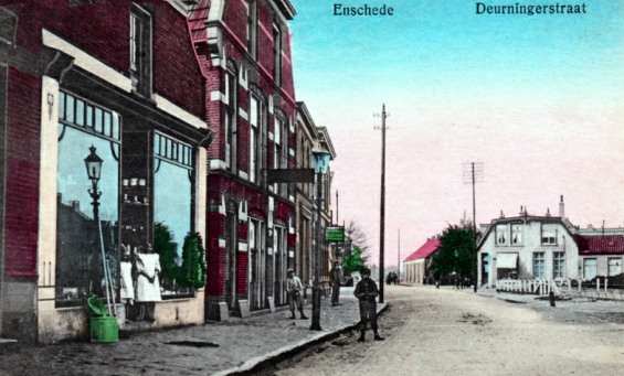Deurningerstraat 39 winkel in huishoudelijke artikelen van Averink 1910. rechts Dr. Benthemstraat.jpg