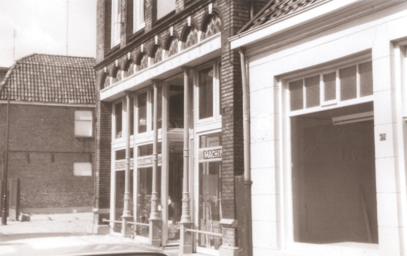 Zuiderhagen 35 Voorzijde panden, met o.a. winkel Lammerink in gereedschappen 1967.jpg
