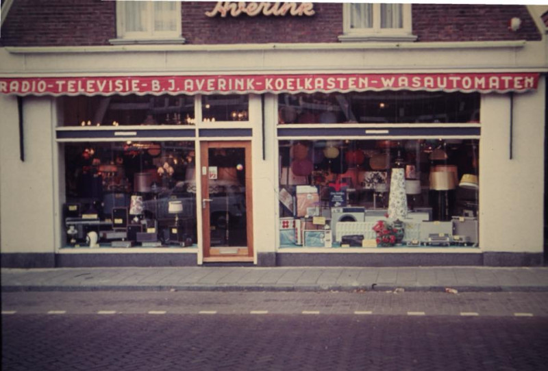 Walhofstraat 14 vroeger Walhofsweg 14 winkel  B.J. Averink televisie witgoed 1971.jpg