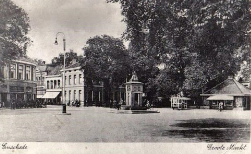 Markt 8 met Marktstraat villa Cromhoff, brandmonument, gebouwtje marktmeester.jpg