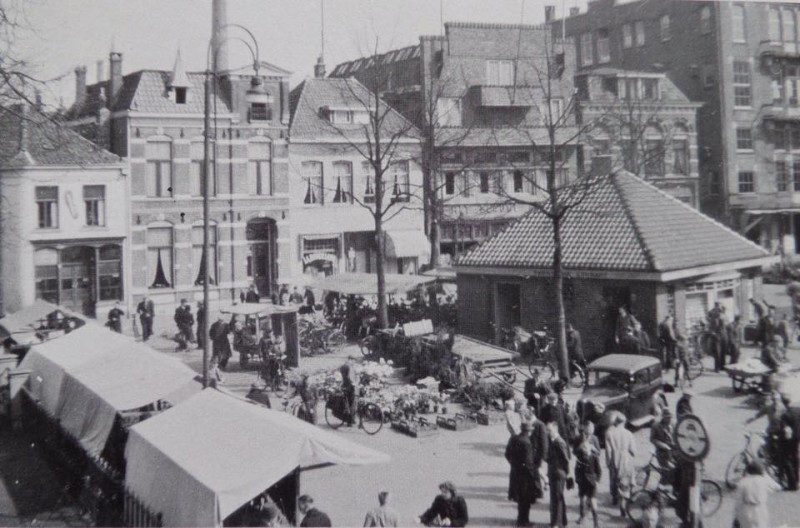Markt 10-15 met Markthandel en openbaar toilet gebouw marktmeester Concordia 1930.jpg