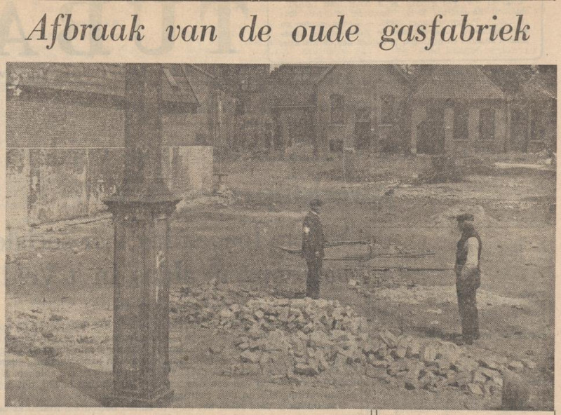 H.J. van Heekplein vanaf Belstraat afbraak oude gasfabriek tussen Beltstraat en Zuiderhagen ca 1905 krantenbericht Tubantia 18-2-1954.jpg