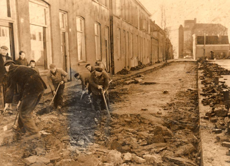 Hengelosedwarsstraat later Raiffeisenstraat met belastingkanoor op de hoek Hengelosestraat.jpg