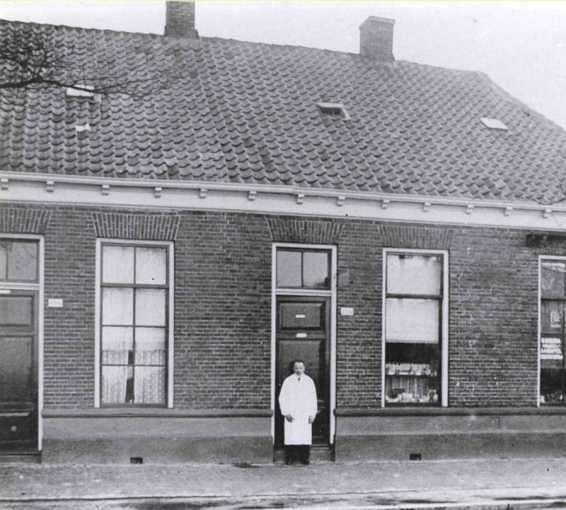 Oldenzaalsestraat 154-156  Kapper Munnink voor zijn zaak 1915.jpg