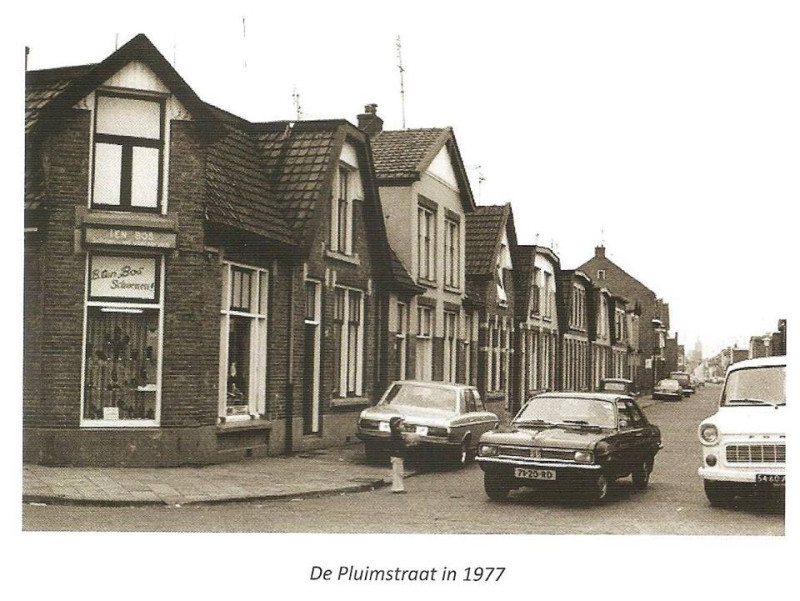 Pluimstraat 177 hoek Oostveenweg 70 schoenenzaak Ten Bos 1977.jpg