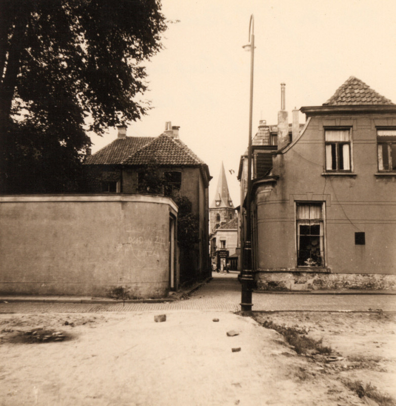 Knijphoeksteeg. Tussen de panden door is de Grote Kerk op de Oude Markt zichtbaar 1-9-1953.jpg