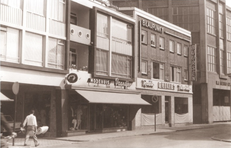 Kalanderstraat 31-35  winkels; o.a. Modehuis Vaartjes en Radio Televisie Buursen. rechts Menko 1967.jpg