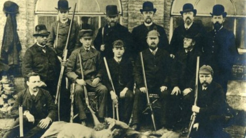 Adolf Willem Storm van ’s Gravesande  (middelste rij, uiterst links), zoon van een slaafgemaakte en een plantagehouder, was de eerste zwarte burgemeester van Nederland.burgemeester van Lonneker 1859-1893.jpg