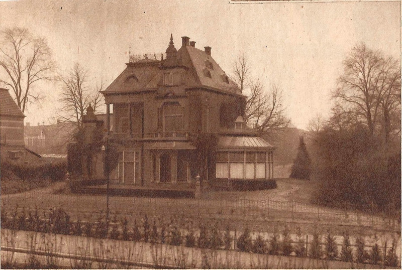 De Ruyterlaan fraaie villa die moest wijken voor de bouw van het ziekenhuis. foto 1939.jpg