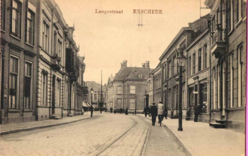 Langestraat 11-19 rechts richting Gronausestraat, met tramlijn en in het midden nr. 9 het Blijdensteinhuis 1920.jpg