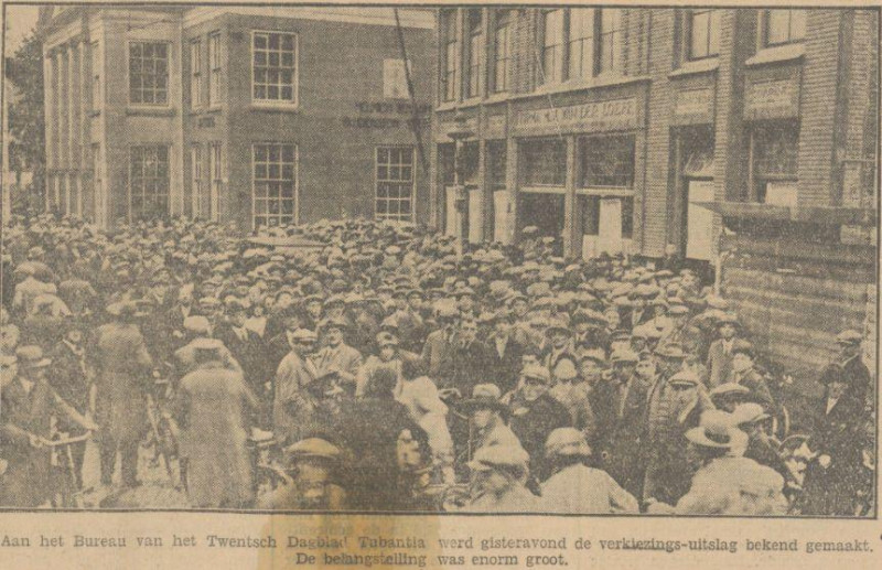 Langestraat 11-13 hoek Achter 't Hofje kantoor Tubantia verkiezingsuitslag krantenfoto Tubantia 25-6-1931.jpg