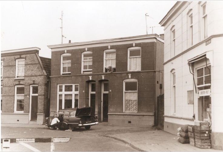 Lombokstraat 67-69 Voorzijde woningen en winkel in groenten en fruit 1967.jpg