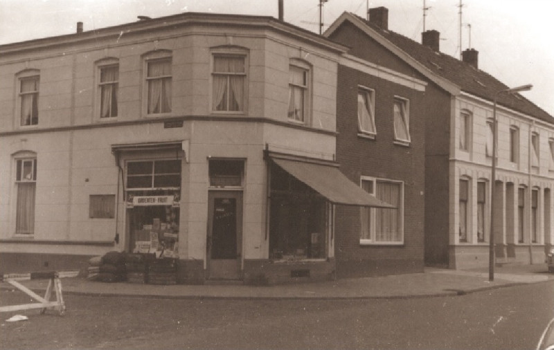 Brinkstraat 147 hoek Lomboekstraat 69  groente- en fruitwinkel G. Nijboer 1967.jpg