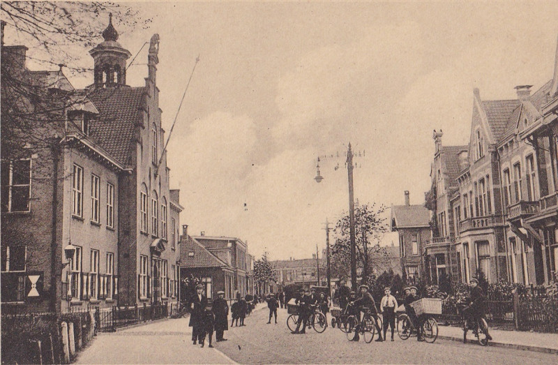 Haaksbergerstraat 35 oude Politiebureau met aan de overkant villa's op nrs 60-68.jpg