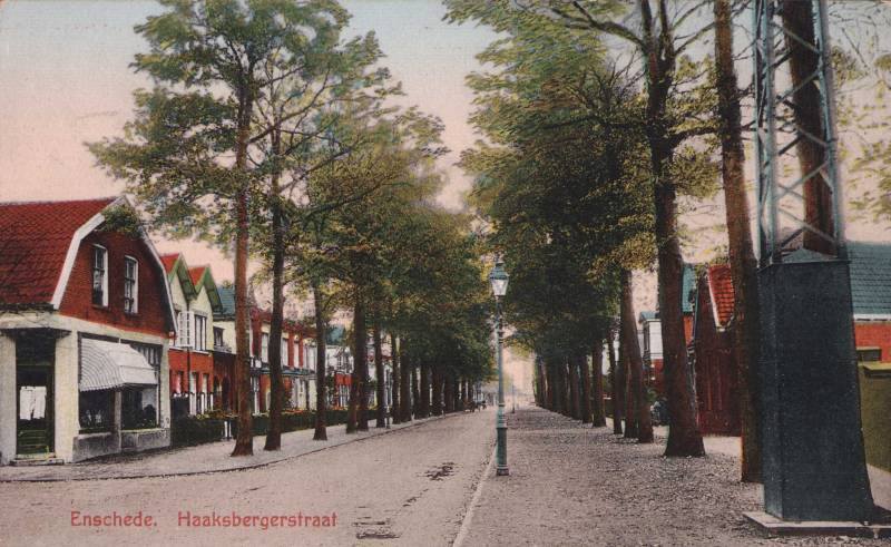 Haaksbergerstraat 226 links Amsterdamsche Huisjes. rechts telefoonpaal 1930.jpg
