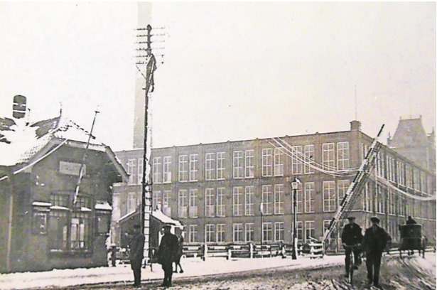 Haaksbergerstraat 145-147 Jannink bij spoorlijn Enschede-Ahaus links politiepost winter telefoonpaal 1928-1929.jpg