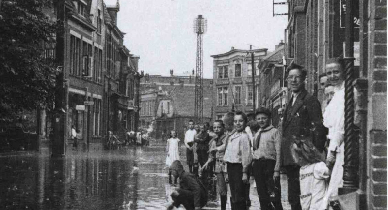 Oldenzaalsestraat 19 Ondergelopen na een heftige regen hagelbui. achtergrond van Heekhuis. juli 1917 telefoonmast.jpg