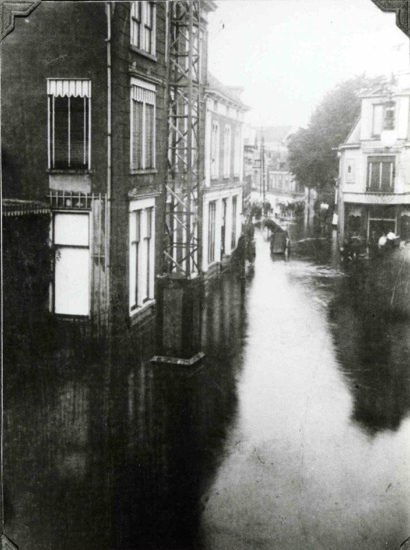 Oldenzaalsestraat 21 hoek Noorderhagen,overstroming na hevige onweerssbui wareroverlast striekiezer telefoonmast 2-8-1910.jpg