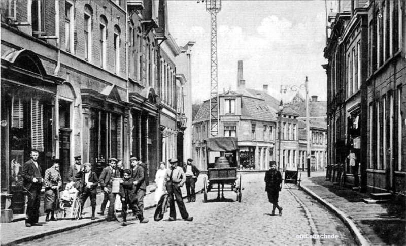 Oldenzaalsestraat 11-13 links. achtergrond striekiezer met telefoonmast rond 1900-1905.jpg