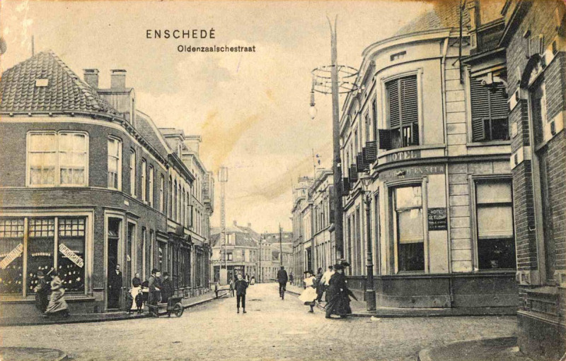 Oldenzaalsestraat 2 e.v. Ter hoogte van de kruising met de Gronausestraat, Langestraat 1903 links telefoonmast.jpg