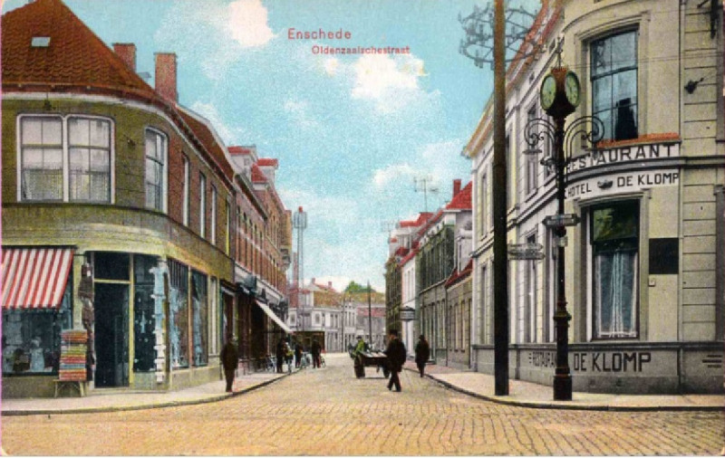 Oldenzaalsestraat 2 e.v. rechts hoek Gronausestraat 3 Hotel De Klomp 1910 links telefoonmast.jpg