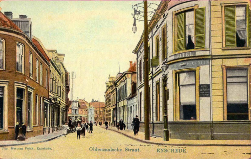 Oldenzaalsestraat 2 e.v. hoek Gronausestraat 3 hotel De Klomp 1900 links telefoonmast.jpg