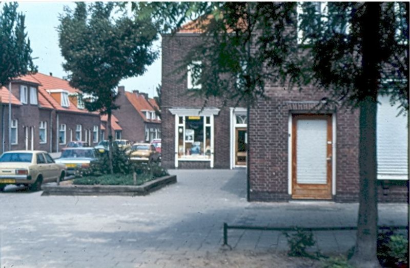 Janninksweg 66 hoek J.H. Boschstraat Sigarenwinkel Hogevonder en groenteboer Huisman.JPG