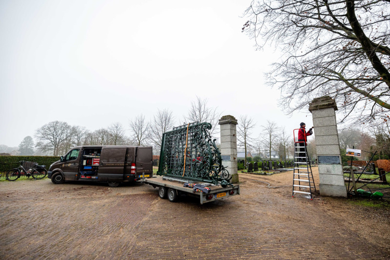 Kerkenbruggertpad 55 Usselo Het monumentale hek is klaar om weer op de plaats te worden gezet. 12-12-2023.jpg